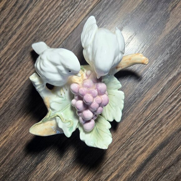 Vintage CAPODIMONTE Porcelain Figurine of Two Sparrows Perched Upon Grapevine - Picture 4 of 8